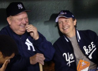 1166563 Don Zimmer et Billy Crystal. Photo : PC