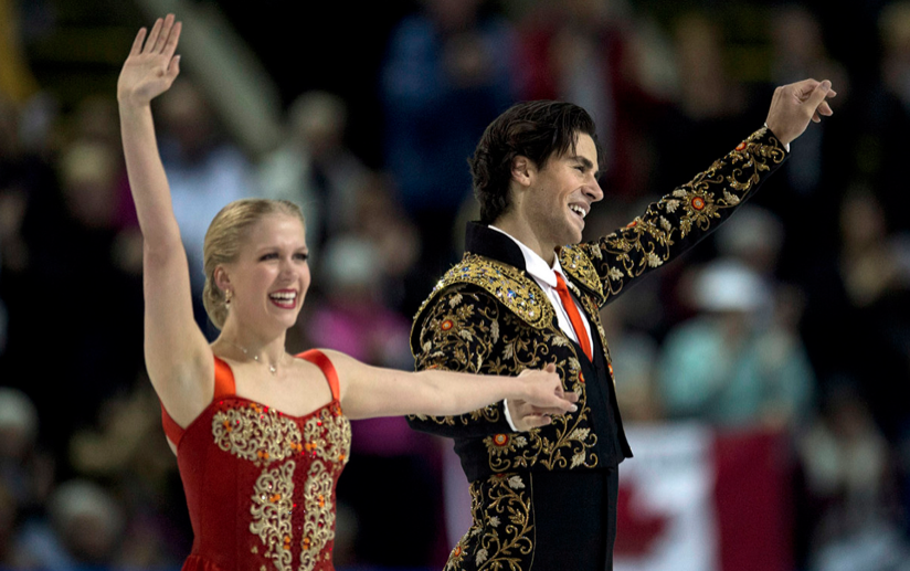 Kaitlyn Weaver et Andrew Poje saluent la foule après leur programme court.
