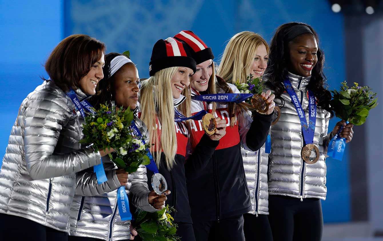 Kaillie Humphries et Heather Moyse à la cérémonie de remise des médailles de bobsleigh, à Sotchi.