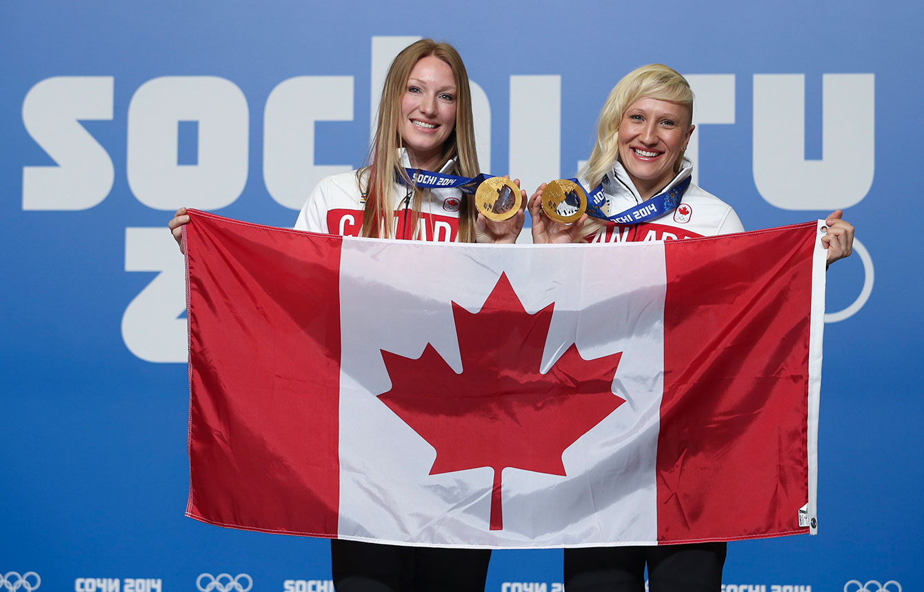 Heather Moyse (à gauche) et Kaillie Humphries (à droite) ont été sélectionnées pour être les porteuses du drapeau canadien lors de la cérémonie de clôture des Jeux.