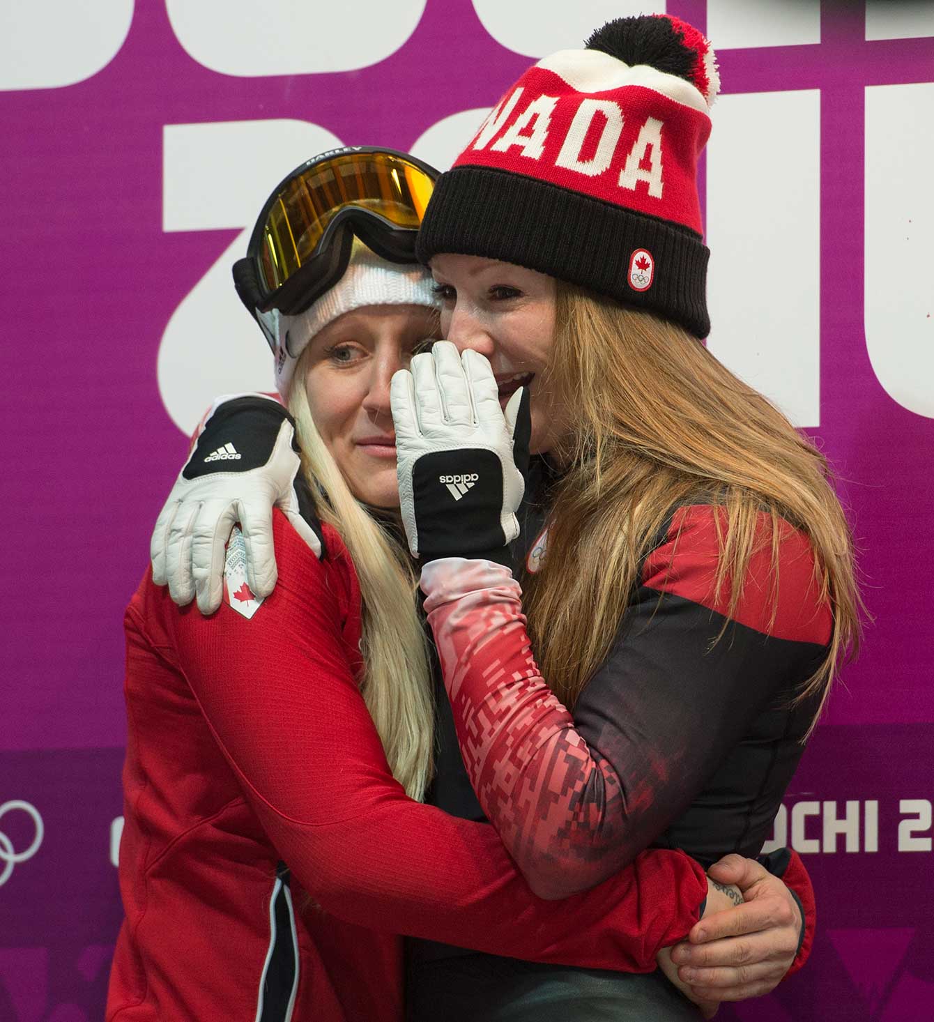 Kaillie Humphries et Heather Moyse attendant les résultats de la course à Sotchi.