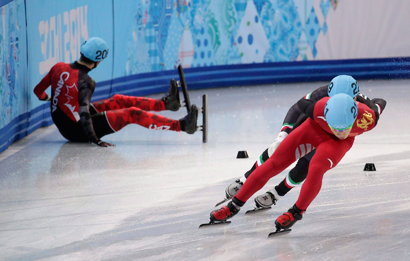 François Hamelin chute, mettant fin aux chances de médaille du Canada au relais.