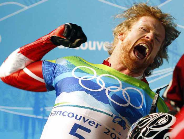 Jon Montgomery crie sa joie