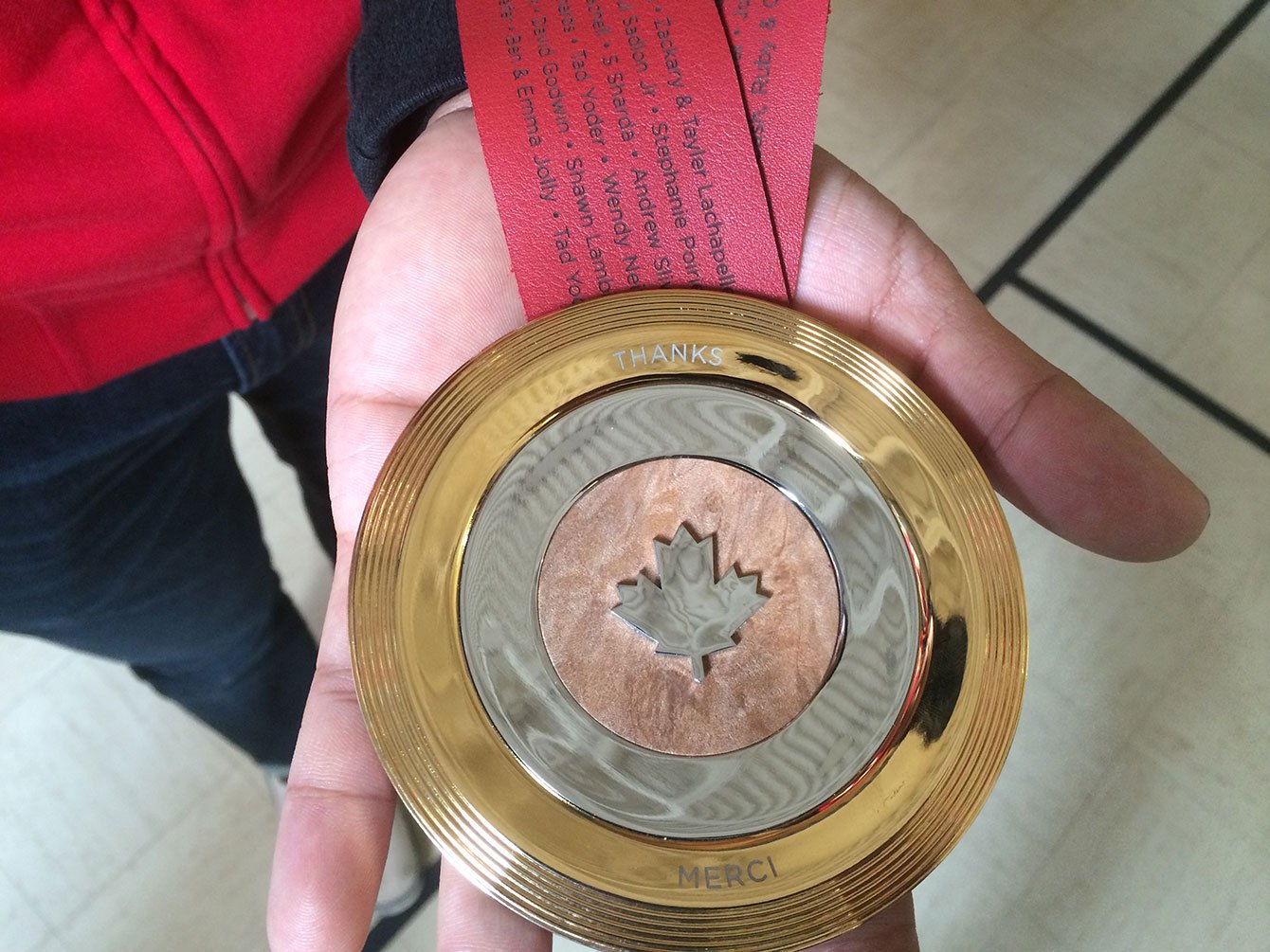 La médaile #MerciGilmore est faite d'or, d'argent et de noeuds d'érable, avec une feuille d'érable en argent imprimée en 3D.