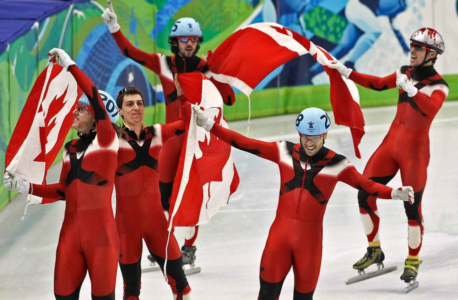 (G-D) Olivier Jean, Guillaume Bastille, Charles Hamelin, Francois-Louis Tremblay et Francois Hamelin célèbrent leur médaille d’or au relais 5000 m aux Jeux olympiques de Vancouver 2010. THE CANADIAN PRESS/Tara Walton