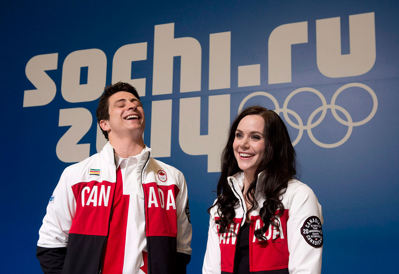 Tessa Virtue et Scott Moir célèbrent leur médaille d'argent. (Sotchi)