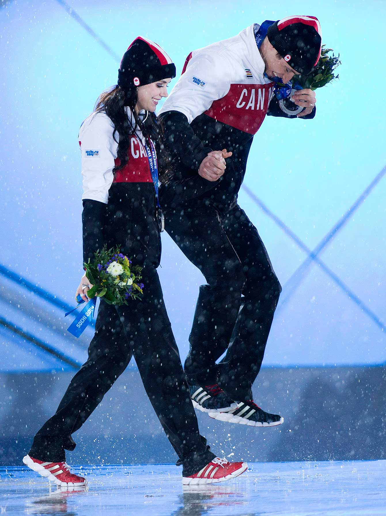 Tessa Virtue et Scott Moir célèbrent leur médaille d'argent. (Sotchi)