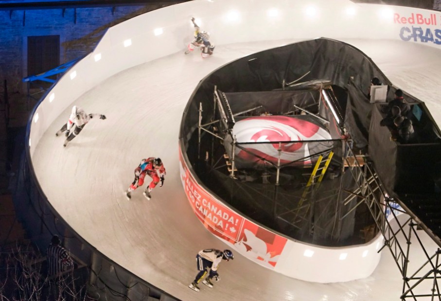 red bull crashed ice Chaque course de patinage extrême comporte des obstacles uniques, tels que ce tournant en boucle. (Source : Presse canadienne)