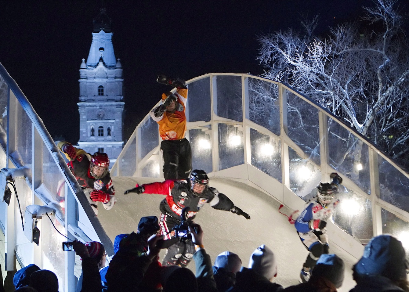 Sur cette photo, les quatre compétiteurs tentent de passer une bosse des plus particulière. (Source : Presse canadienne)