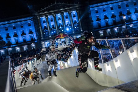 Pacome Schmitt (FRA), Coleton Haywood (CAN), Andreas Wirnstl (GER), Michael Ilianello (USA) - Action Ces bosses massives font partie des nombreux obstacles que les patineurs doivent franchir. (Source : Joerg Mitter/Red Bull Content Pool)