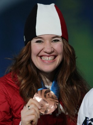Clara Hughes Clara Hughes montre sa médaille de bronze