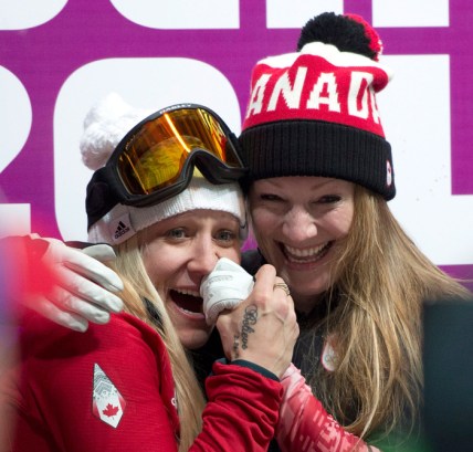 image10 Kaillie Humphries et Heather Moyse célèbrent leur médaille d'or à Sotchi 2014.