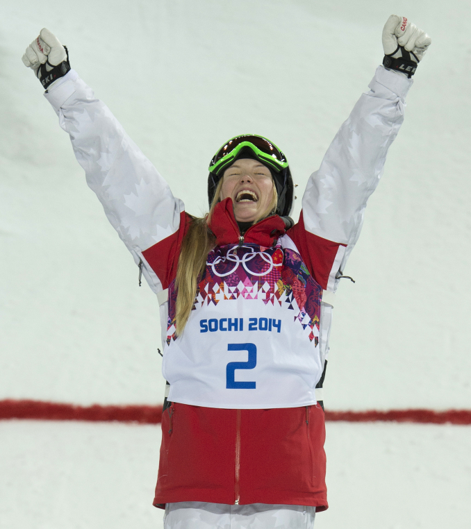 jr11311 Justine Dufour-Lapointe célèbre sa victoire en bosses à Sotchi2014