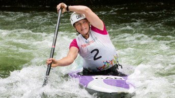 Une athlète de canoë-kayak pagaie dans les eaux