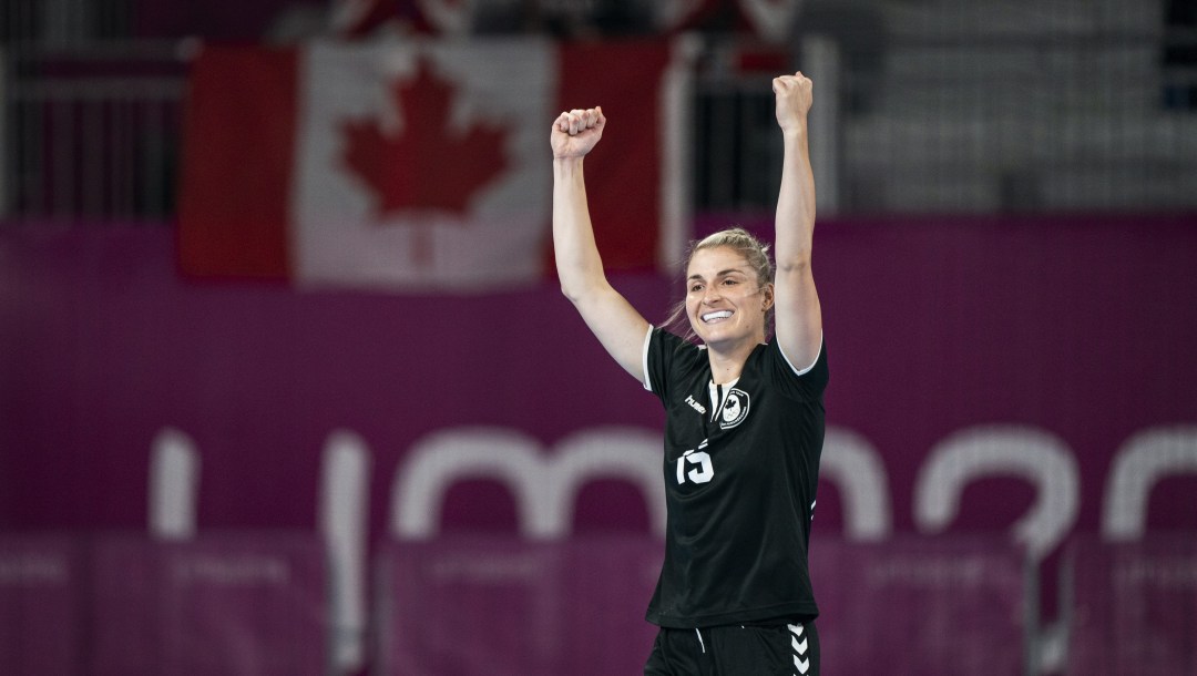 Audrey Marcoux lève les bras dans les airs.