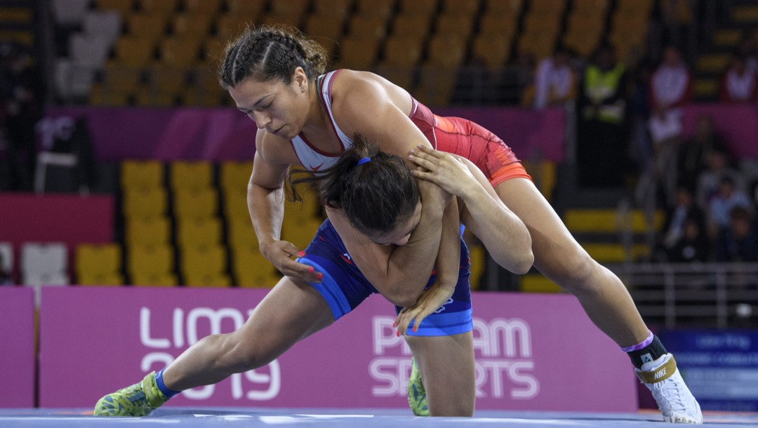 Justina Di Stasio tente une prise sur une adversaire.