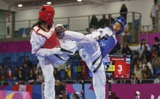 Deux athlètes de taekwondo lors d'un match.