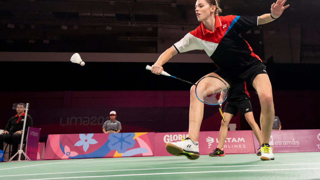 Une joueuse de badminton en action