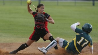 Joueuse de softball qui s'apprête à lancer la balle