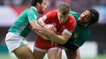 Trois joueurs de rugby en action