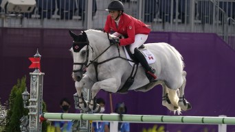 Colleen Loach saute à cheval.