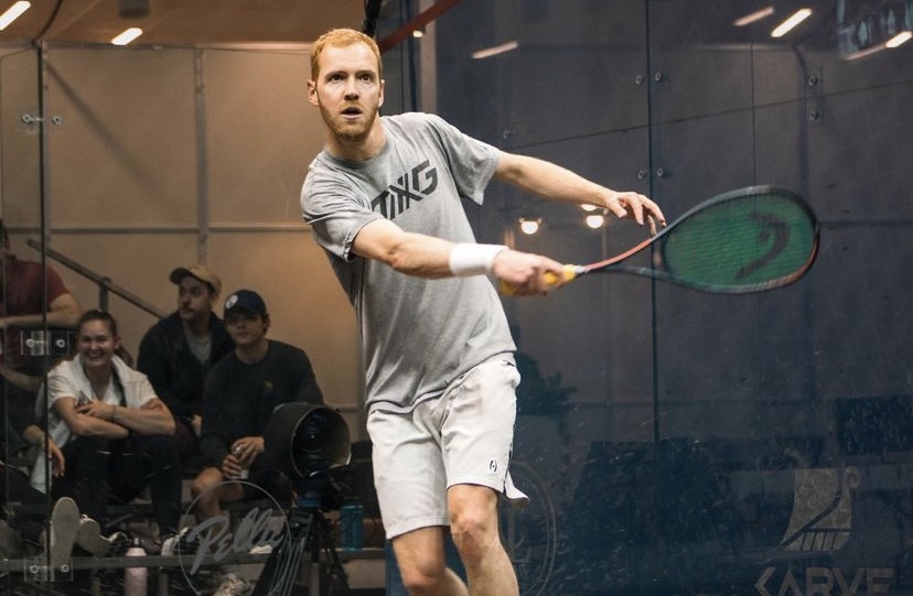 Graeme Schnell frappe un coup au squash.