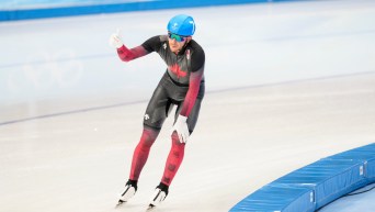 Un patineur de vitesse en action sur la longue piste