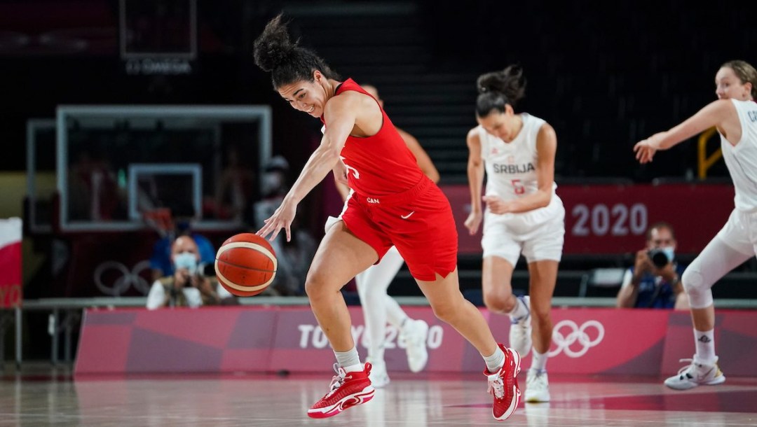 Kia Nurse joue le ballon.