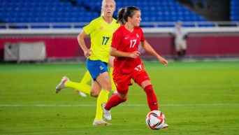 Jessie Fleming avec le ballon.