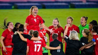 Shelina Zadorsky soulevée par ses coéquipières.