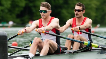 Deux athlètes d'aviron en action