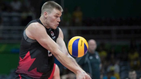 Gord Perrin en plein match Gord Perrin intercepte le ballon