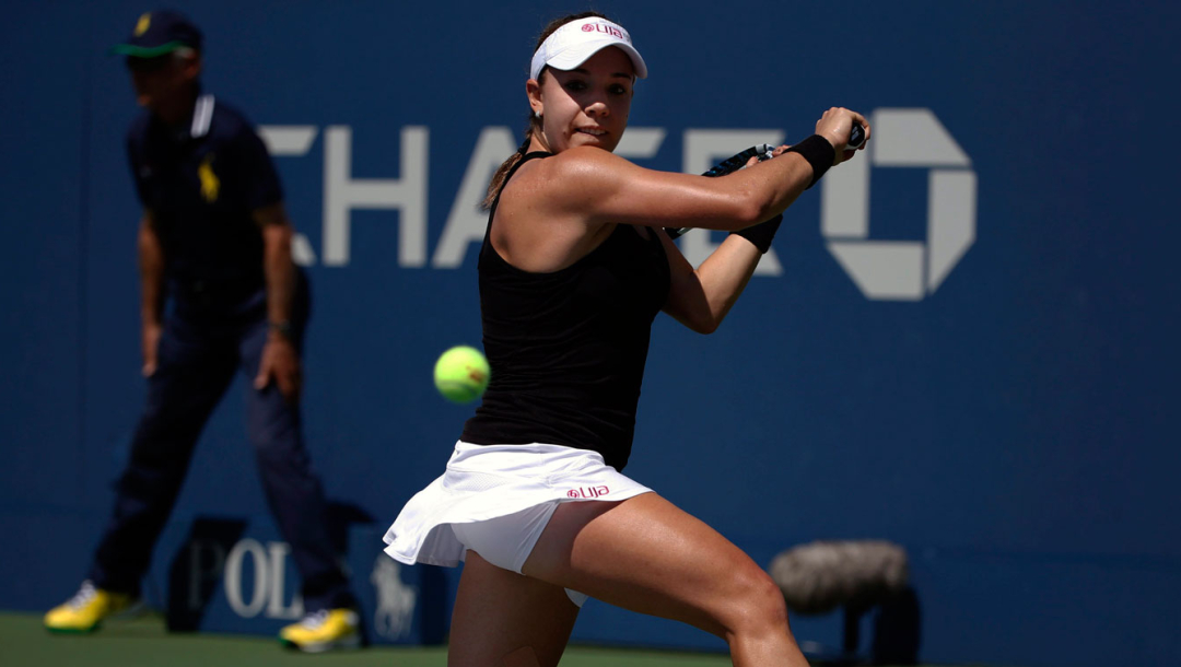 Une joueuse de tennis frappe la balle