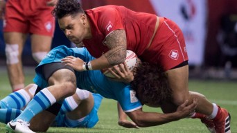 Deux joueurs de rugby s'affrontent