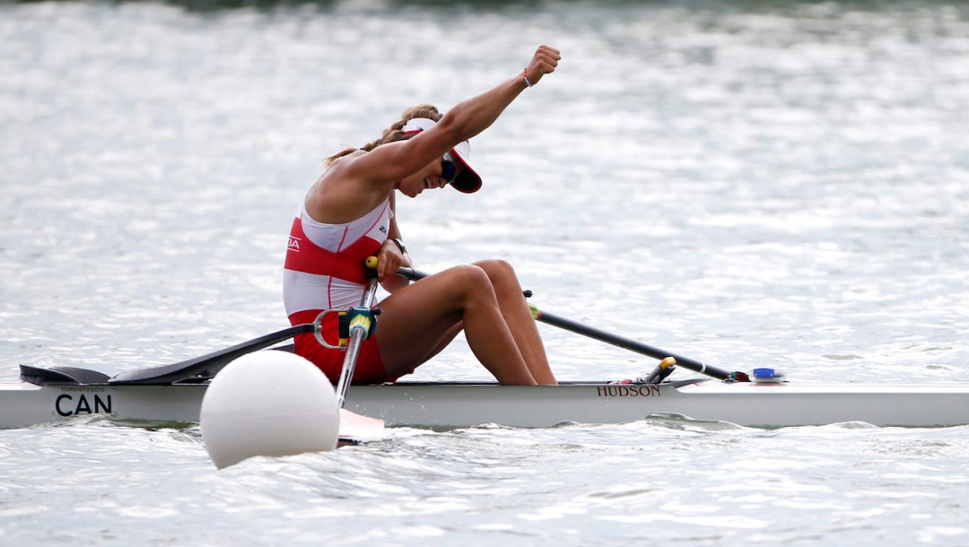 Une athlète d'aviron célèbre la fin de sa course