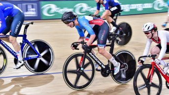 Des cyclistes disputent une épreuve d'omnium dans un vélodrome.