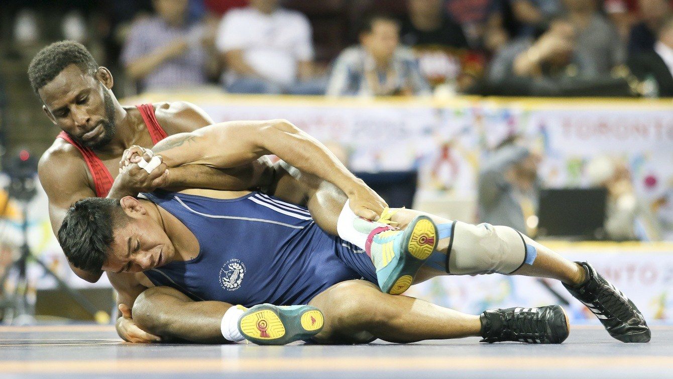 Haislan Garcia (en rouge) contre le Salvadorien Luis Portillo au Jeux panaméricains de Toronto, le 17 juillet 2015. Photo by Mike Ridewood/COC
