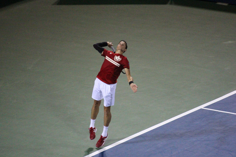 Raonic s'élance lors de son match de deuxième ronde, le 11 août 2015, à Montréal. PHOTO COC