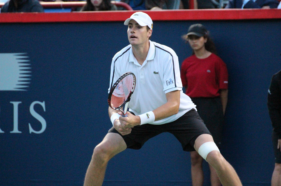 John Isner se prépare à recevoir le service de Pospisil en deuxième ronde de la Coupe Rogers à Montréal, le 12 août 2015