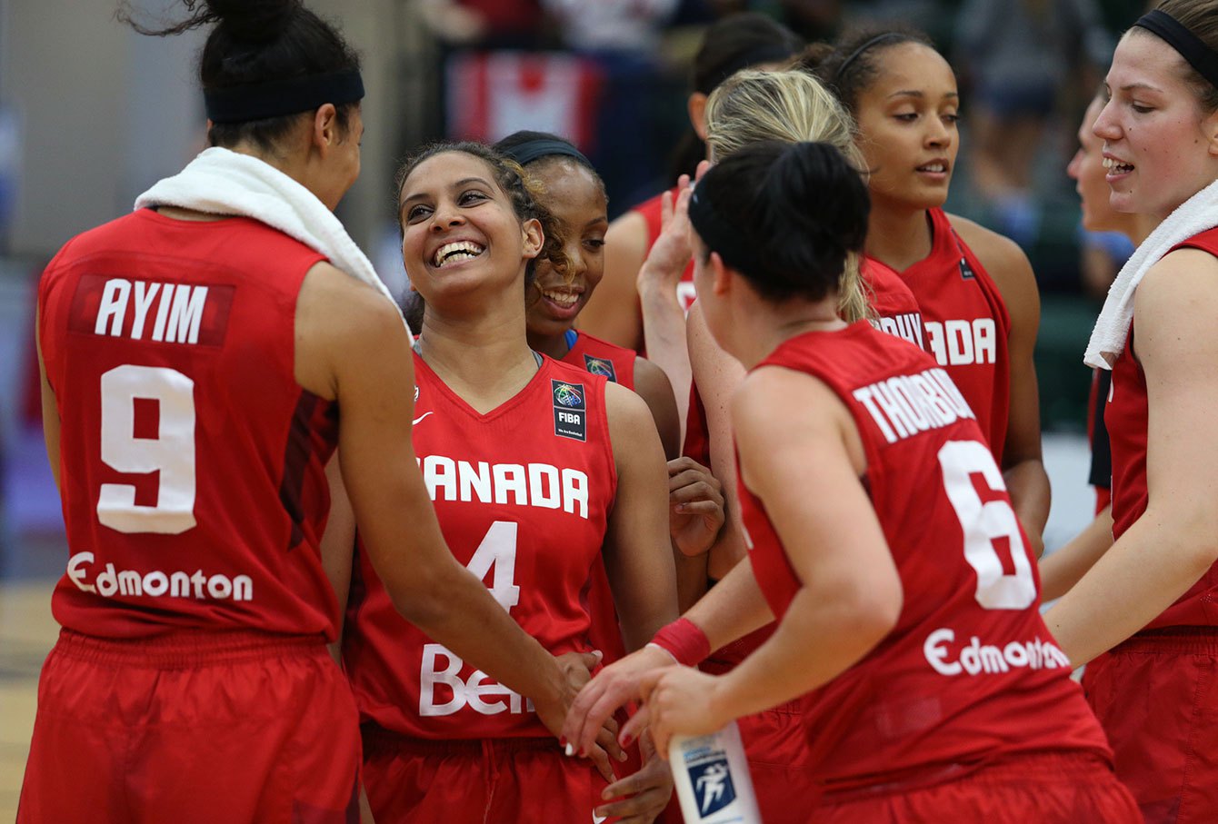Miah-Marie Langlois célèbre avec ses coéquipières une victoire au Championnat des Amériques.