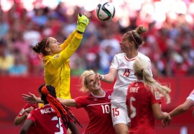 Une gardienne de but attrape le ballon de soccer