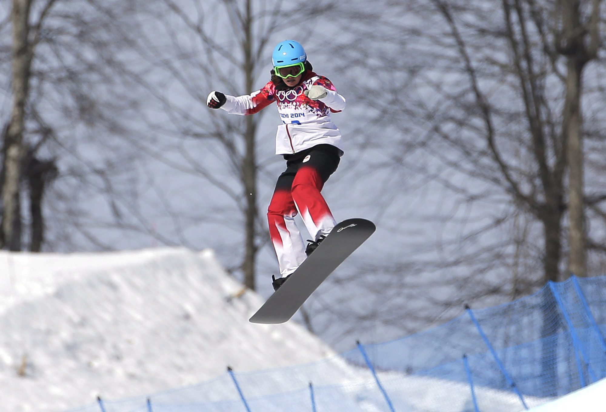 Maelle Ricker lors de la compétition de surf des neiges cross au parc extrême de Rosa Khutor aux Jeux olympiques de Sotchi le 16 février 2014 à Krasnaya Polyana, Russie. (AP Photo/Andy Wong)
