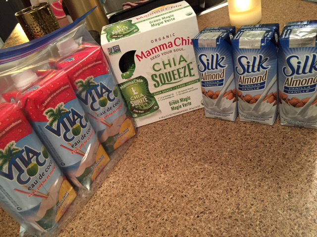 Boisson à l’eau de coco pour l’entraînement. Lait d’amandes pour les céréales et le gruau au déjeuner.