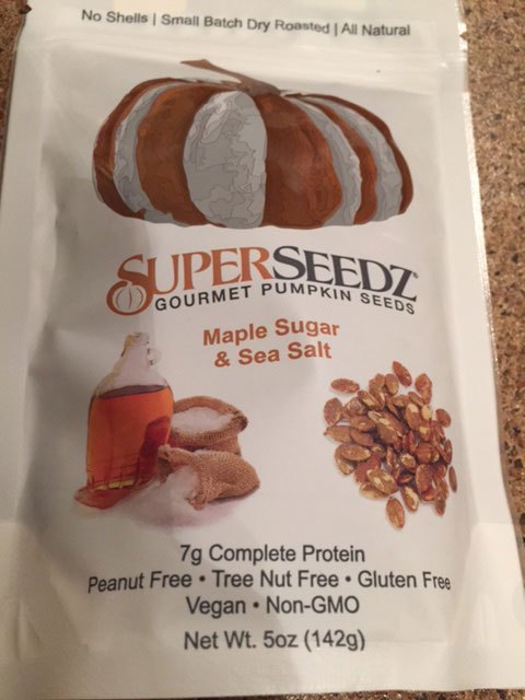 Collations aux graines de chia, riches en oméga 3, en fibre et en protéine, qui incluent une portion « verte » de chou frisé et de spiruline