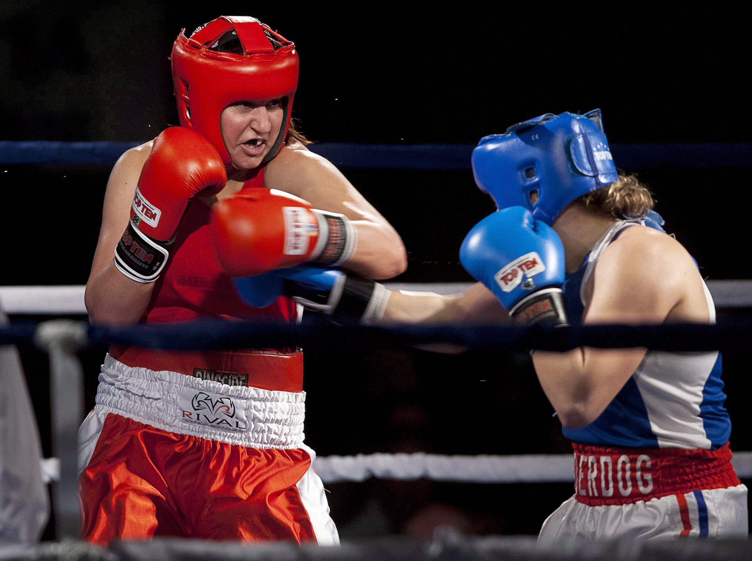 Mary Spencer, en rouge, et Ariane Fortin, en bleu, lors lors des Championnats canadiens de boxe, le 13 janvier, 2012. Photo: THE CANADIAN PRESS/Andrew Vaughan