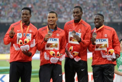 China Athletics Worlds Aaron Brown, Andre De Grasse, Brendon Rodney et Justyn Warner reçoivent leur médaille de bronze aux Championnats du monde IAAF d'athlétisme à Beijing, en Chine, le 30 août 2015. (AP Photo/Kin Cheung)