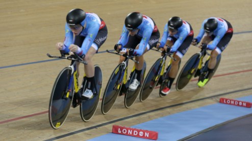 womens-team-pursit Allison Beveridge, Jasmin Glaesser, Kirsti Lay et Georgia Simmerling lors de la finale de l’épreuve de poursuite par équipes féminine aux Mondiaux de cyclisme sur piste, le 4 mars 2016 à Londres. (AP Photo/Tim Ireland)