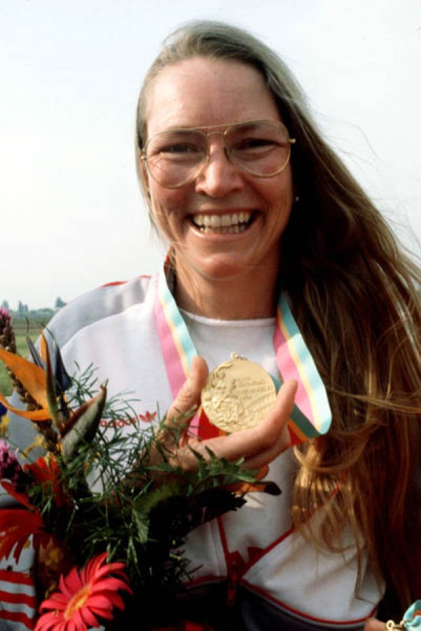 Thom, Linda Linda Thom du Canada célèbre après avoir remporté une médaille d'or au tir aux Jeux olympiques de Los Angeles de 1984. (Photo PC/AOC)