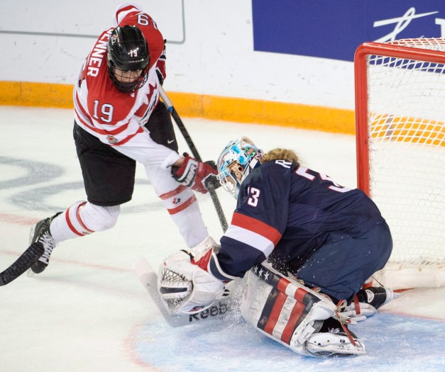 Brianne Jenner, Alex Rigby Brianne Jenner est arrêtée par la gardienne américaine Alex Rigby en troisième période. THE CANADIAN PRESS/Ryan Remiorz