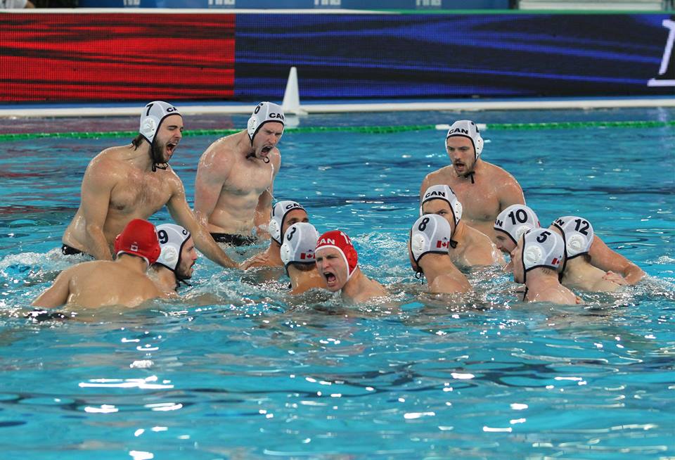 L'équipe canadienne masculine de water-polo lors du tournoi de qualification olympique disputé à Trieste, en Italie, le 5 avril 2016. (Photo : Claudio Micali pour Water Polo Canada)